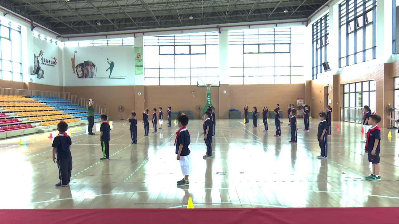 1.人教2011版体育与健康一至二年级《5.顶物走与游戏》江苏省市一等奖
