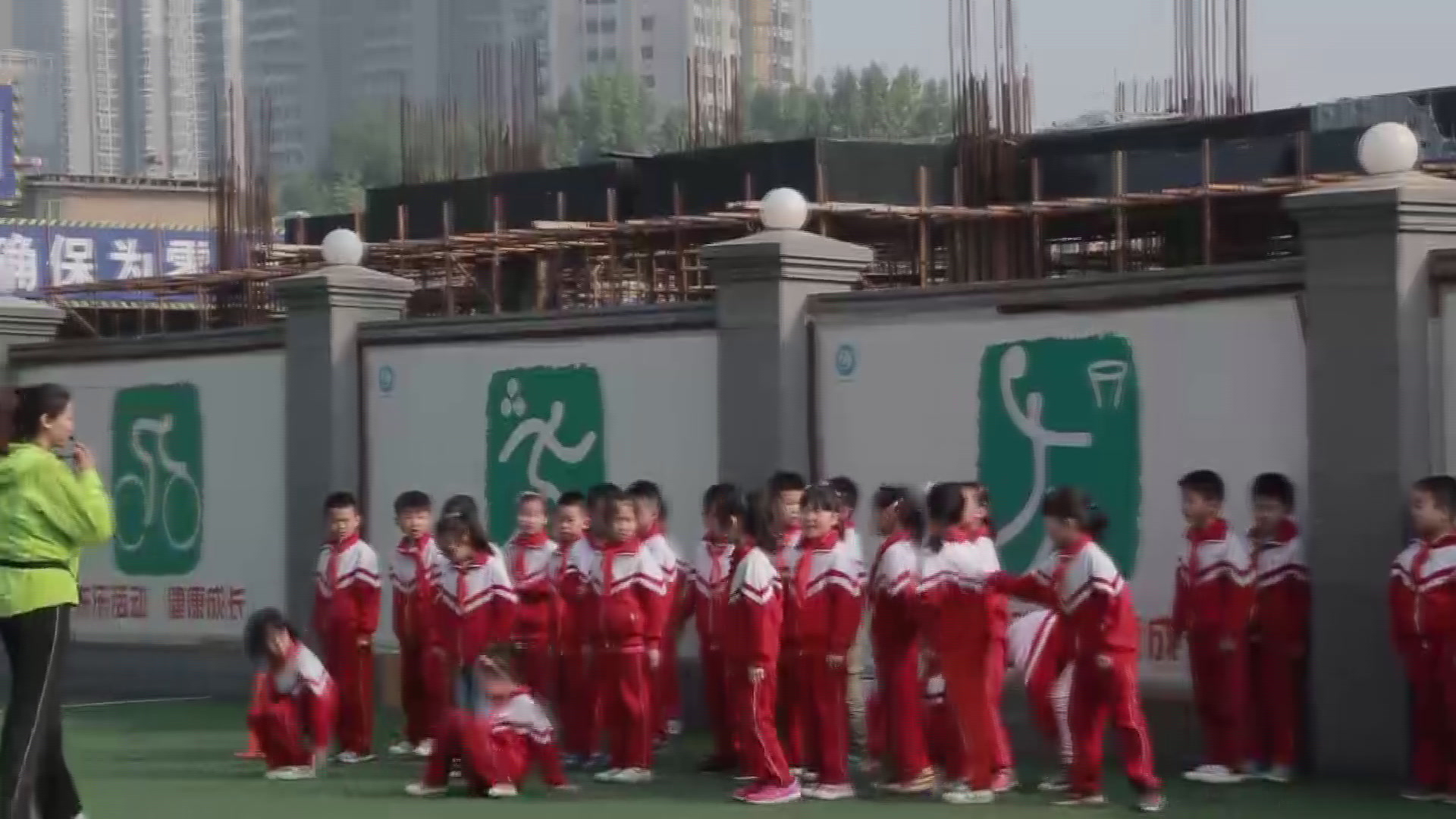 1.人教2011版体育与健康一至二年级《第九章体育游戏》陕西省省一等奖