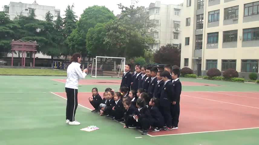2.人教2011版体育与健康一至二年级《2.丢手绢》全国一等奖