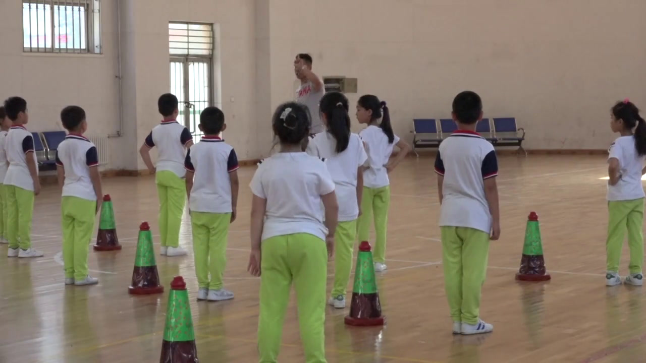 1.人教2011版体育与健康一至二年级《1．队列和体操队形》全国一等奖