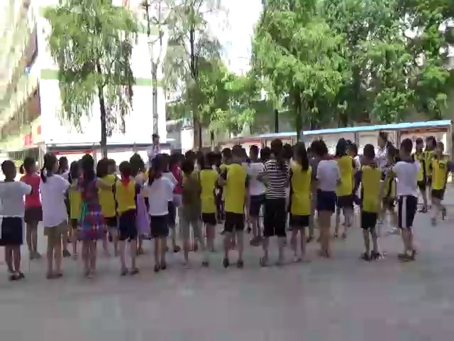 2.人教2011版体育与健康一至二年级《3.原地并脚跳长绳》广东省市一等奖