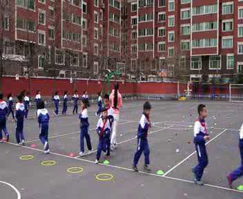 1.人教2011版体育与健康一至二年级《5.顶物走与游戏》吉林省市一等奖
