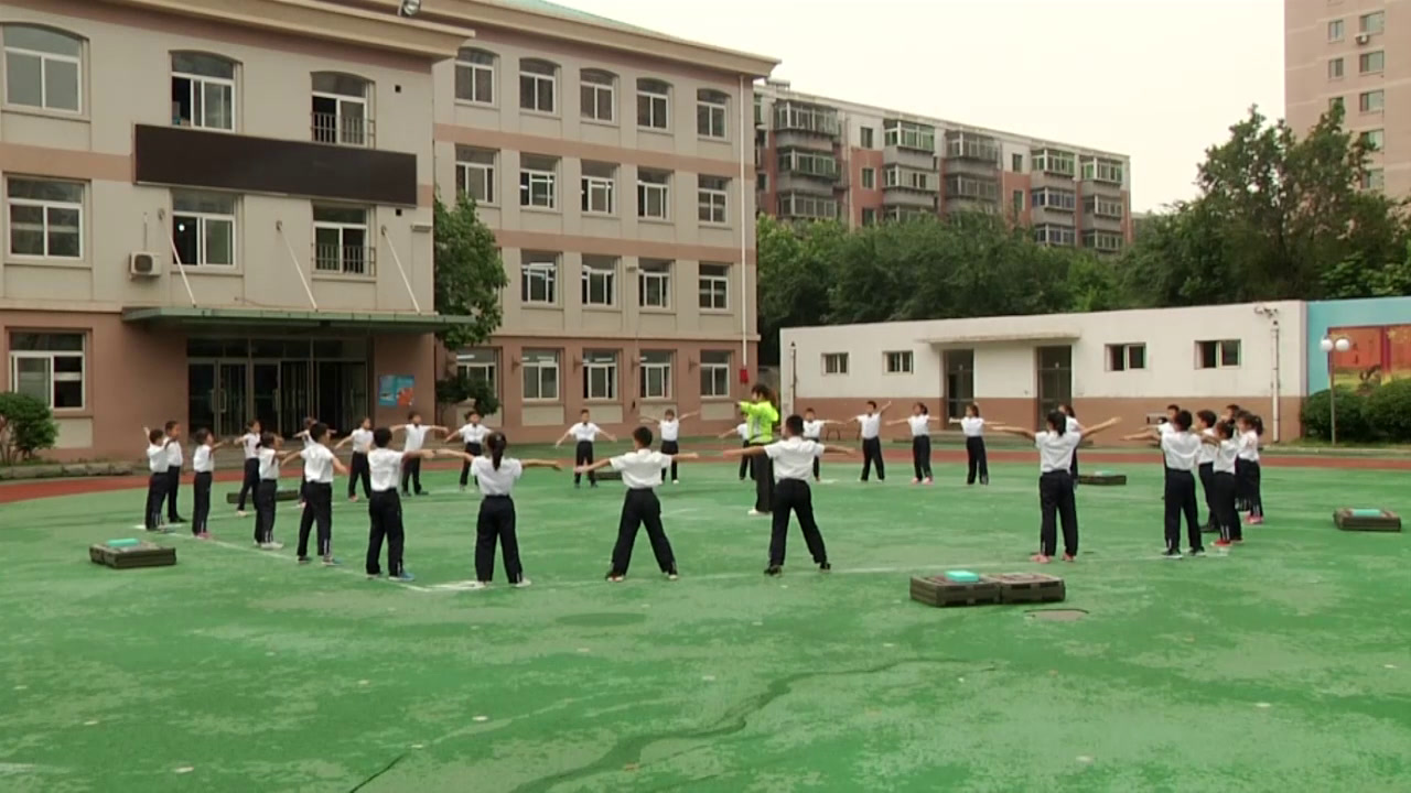 2.人教2011版体育与健康一至二年级《3.拍手操第一～三节》辽宁省市一等奖