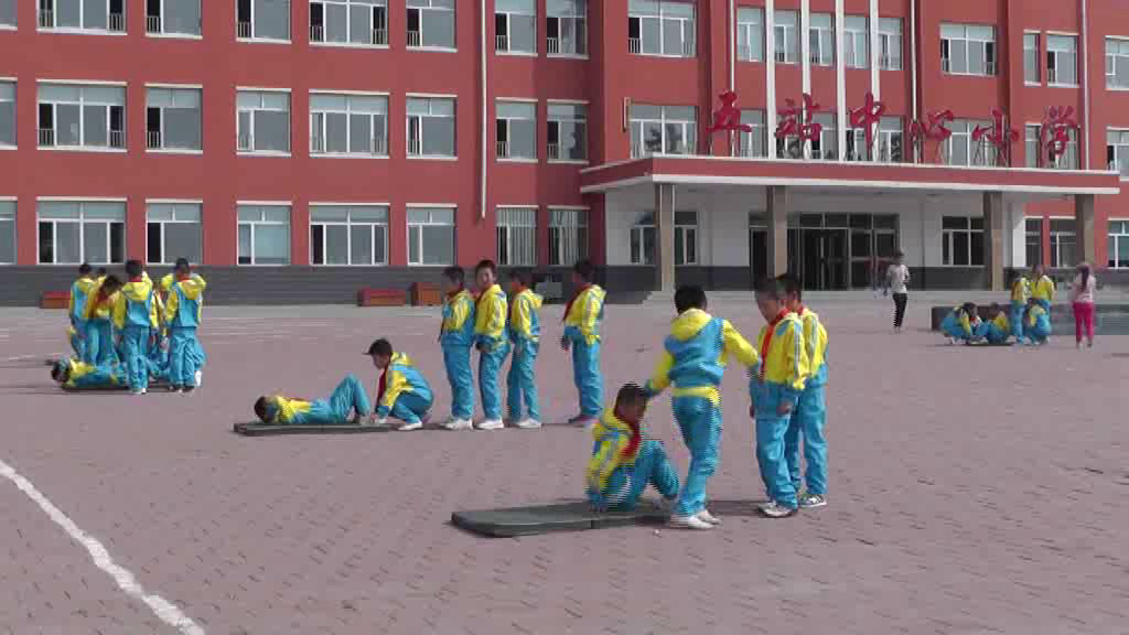 人教2011版体育与健康一至二年级《9.仰卧推起成“桥”及体能练习》黑龙江省一等奖
