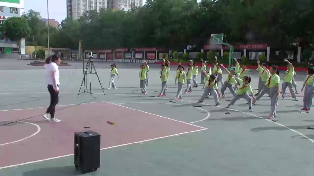1.人教2011版体育与健康一至二年级《1．武术基本功》新疆省一等奖