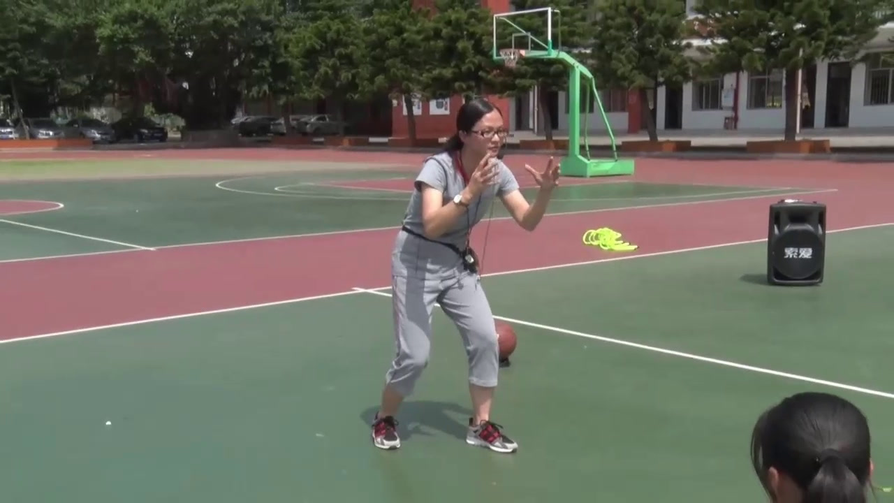 2.人教2011版体育与健康三至四年级《3.原地双手胸前传接球》福建省省一等奖