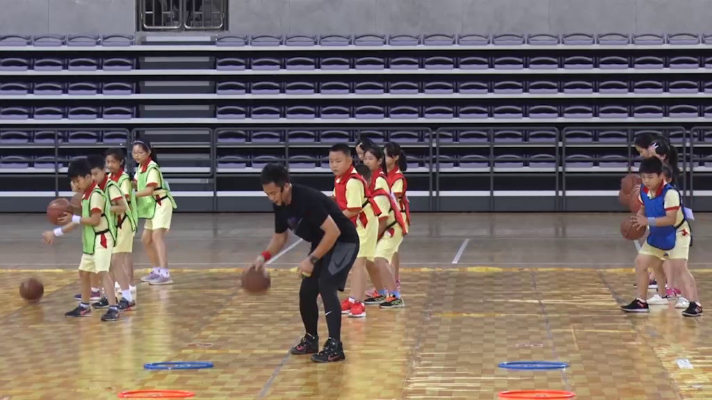 2.人教2011版体育与健康三至四年级《2.行进间运球与游戏》全国一等奖