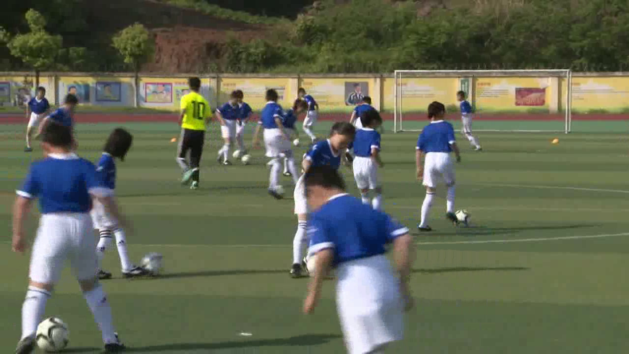 1.人教2011版体育与健康三至四年级《6.脚背正面运球》全国一等奖