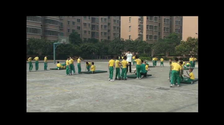 2.人教2011版体育与健康三至四年级《2.后滚翻》广东省省一等奖