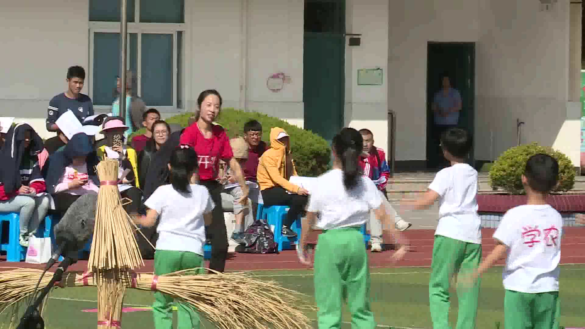 一二年级体育《身体活动-跑走交替、自然地形跑》上海金老师-省一等奖