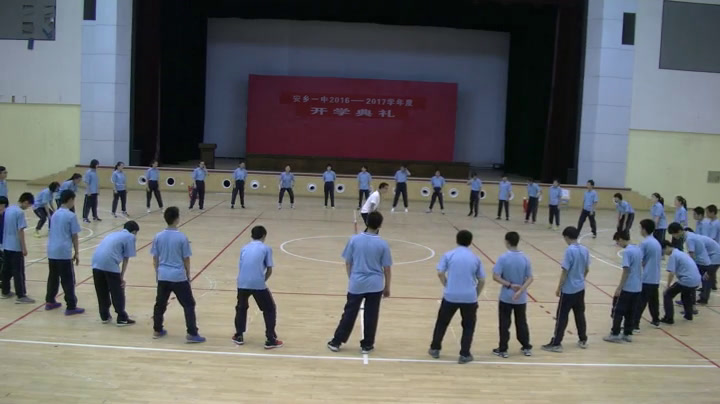 人教版高中体育《正面双手垫球》湖南李老师-省一等奖