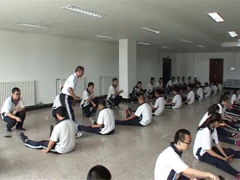 人教版高中体育《挡球》新疆许老师-省一等奖