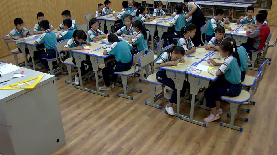 苏教版数学四下《5、等腰三角形和等边三角形》海南赵老师-省一等奖