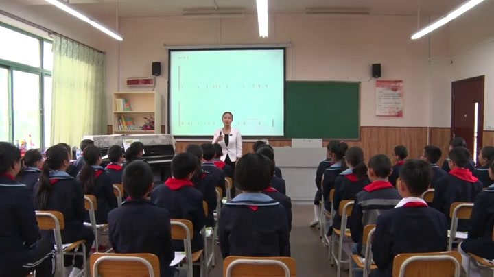 人教版音乐五下《让我们荡起双桨》四川樊老师-市一等奖