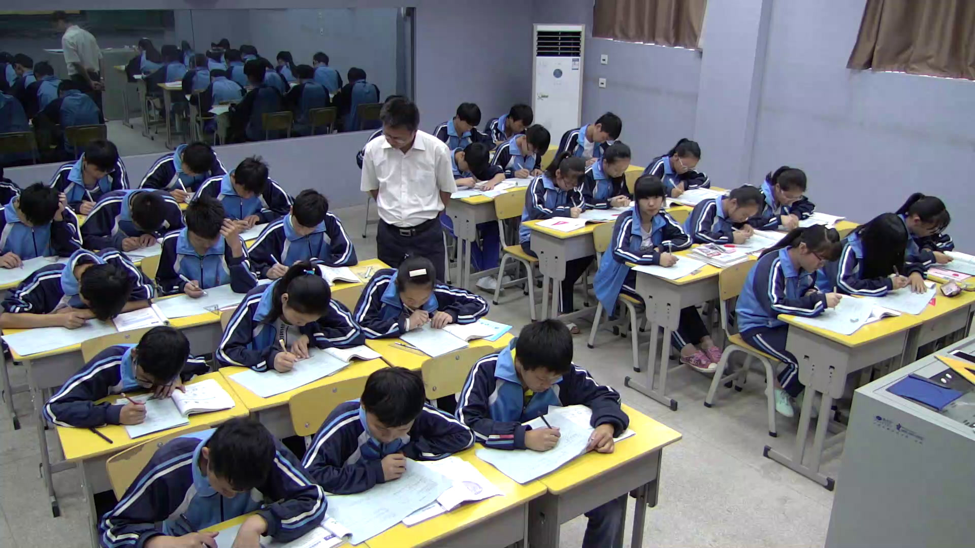 湘教版数学八下《2.4三角形的中位线》湖南侯老师-市一等奖