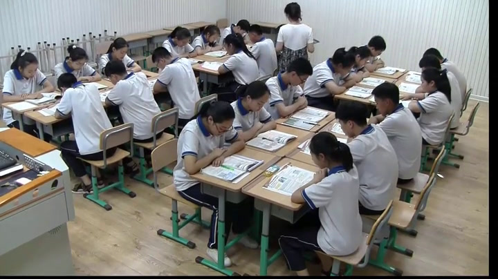 外研版英语八下《Unit 2 I feel nervous when I speak Chinese.》辽宁刘老师-市一等奖