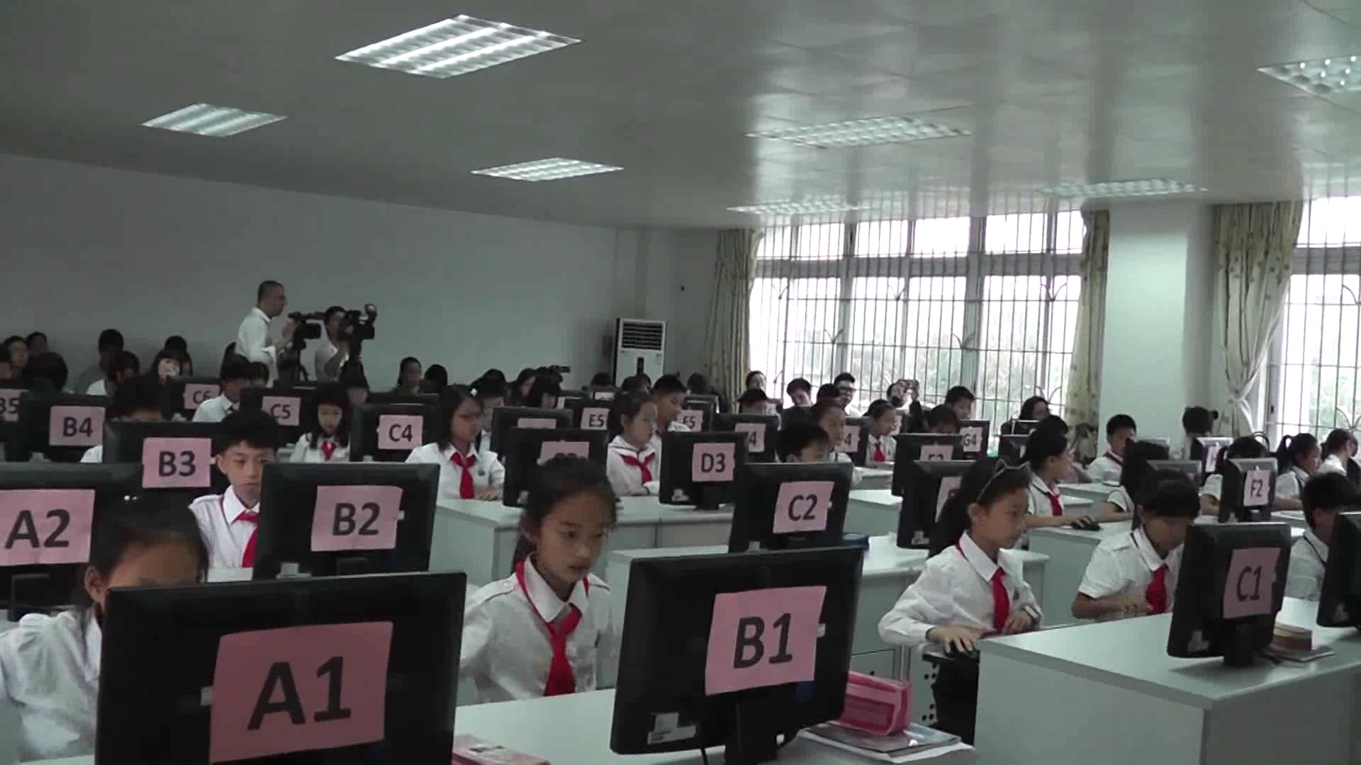 3.人教版数学四下《平移》全国一等奖