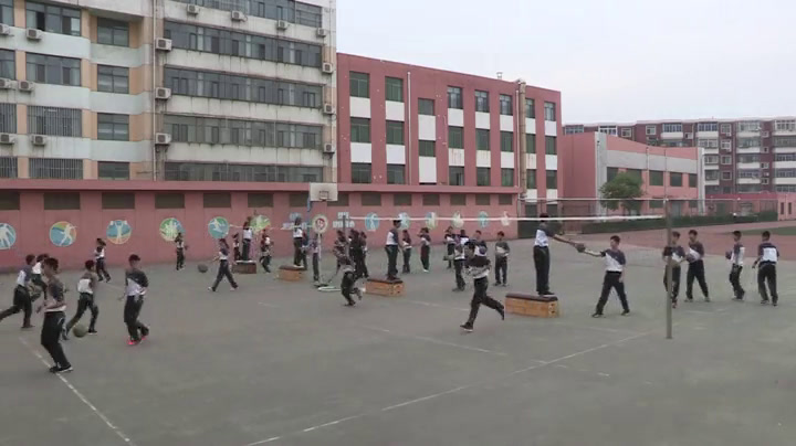 1.人教版体育八年级《正面屈体扣球》天津市省级优课