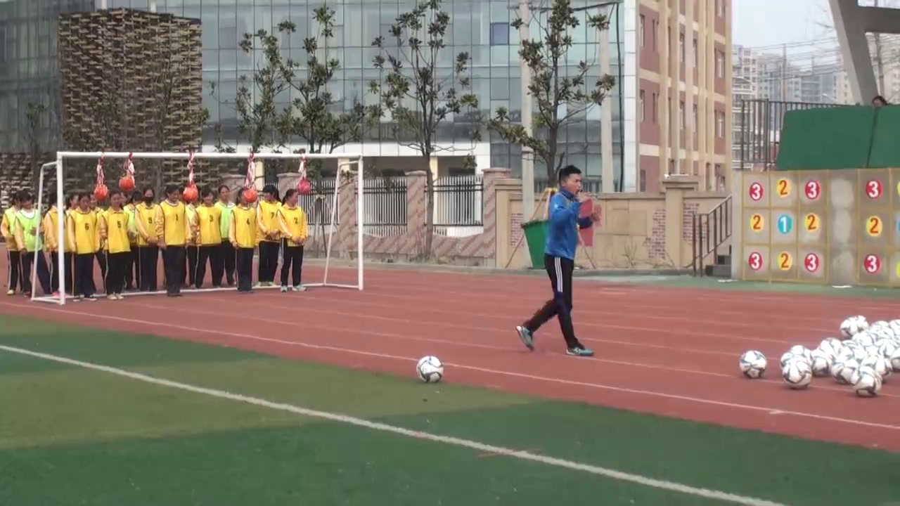 2.人教版体育八年级《头顶球》国家级优质课