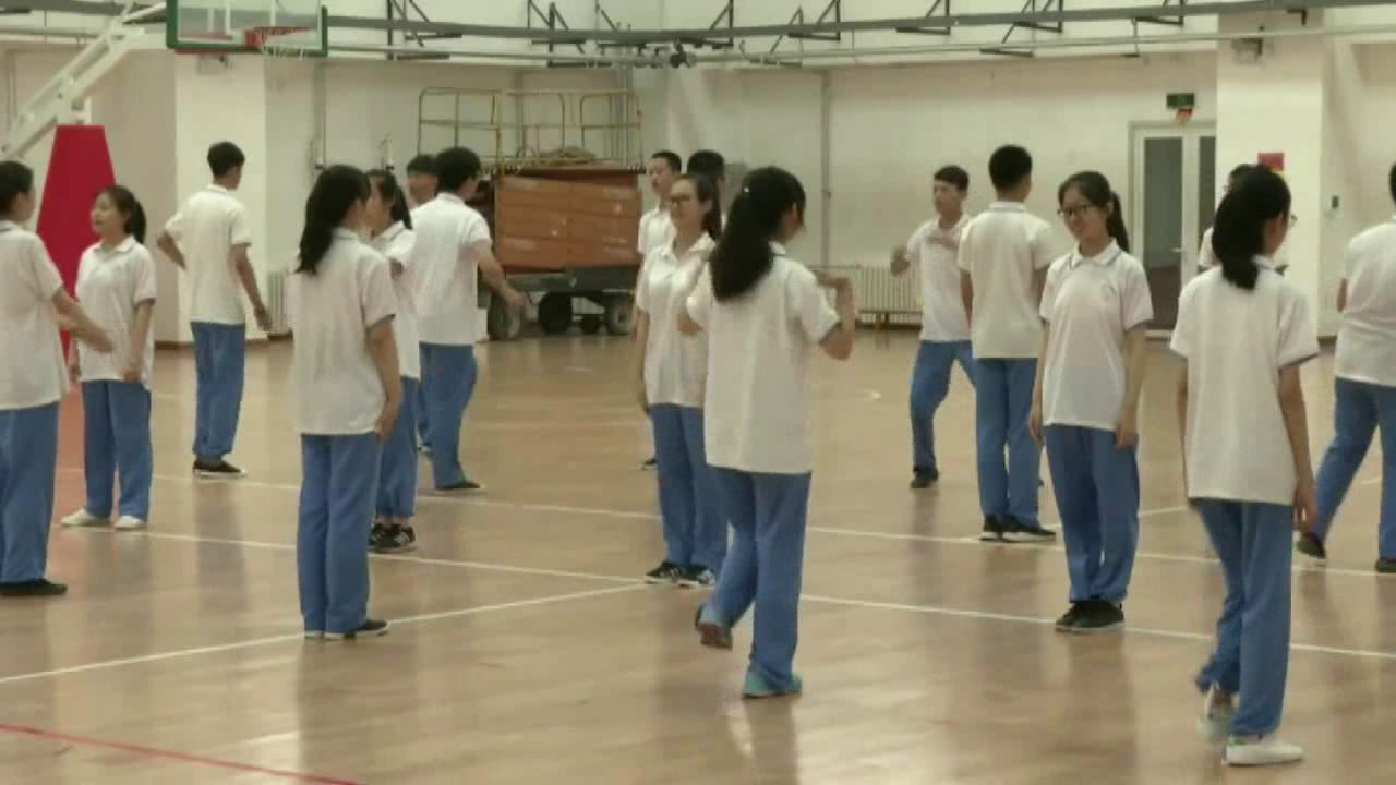 2.人教版体育八年级《成套动作》天津市省级优课