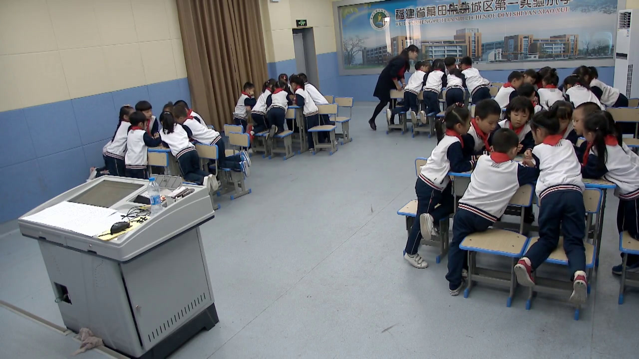 2.人教版道德与法治一下《14请帮我一下吧》福建省省一等奖