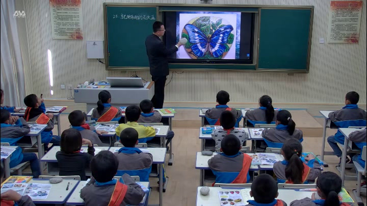1.人美2011版美术三下《就地取材的石头画（新疆）》全国一等奖
