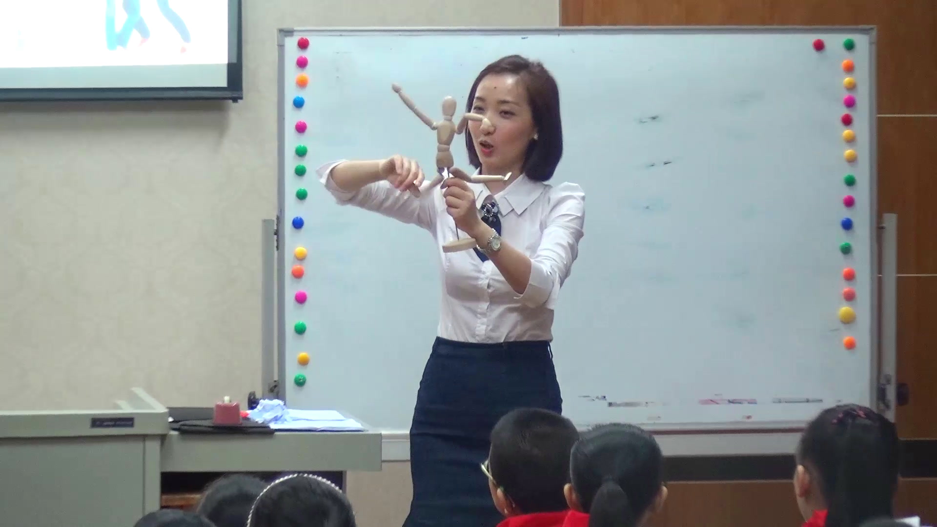 2.人美2011版美术四下《3、快乐的人》全国一等奖