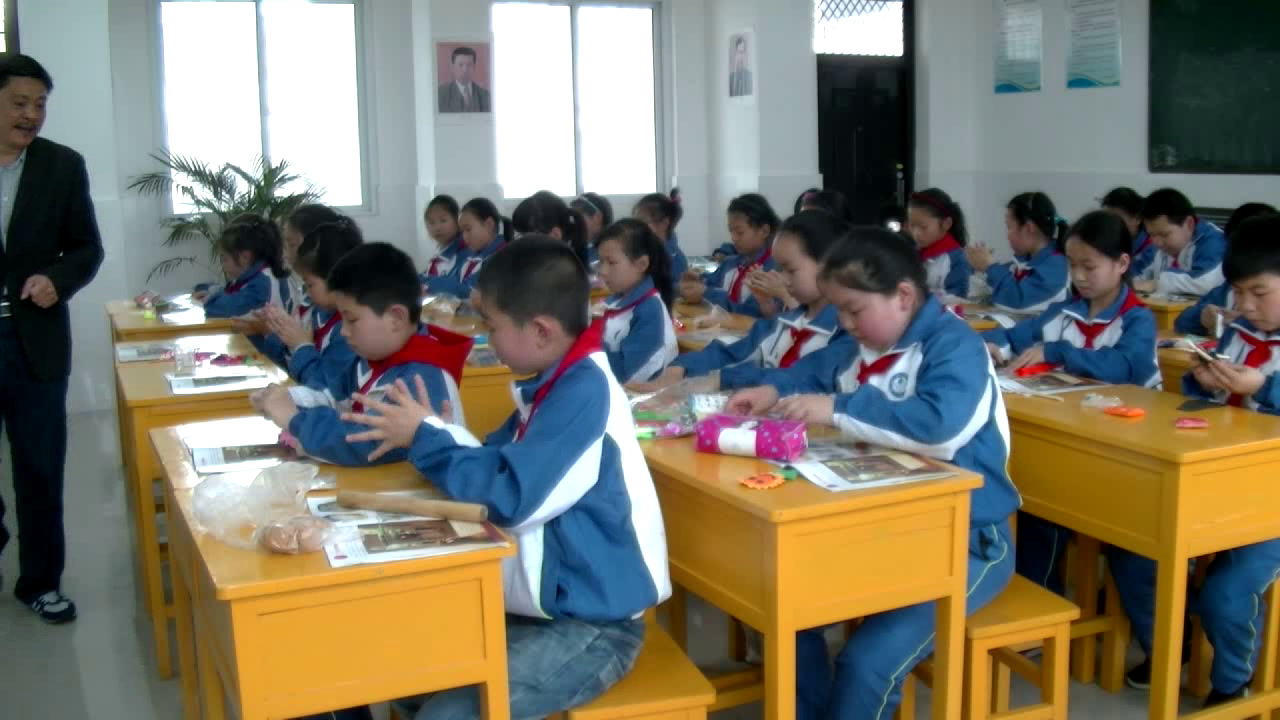 1.人美2011版美术四下《5、有人脸的器物》安徽省市一等奖