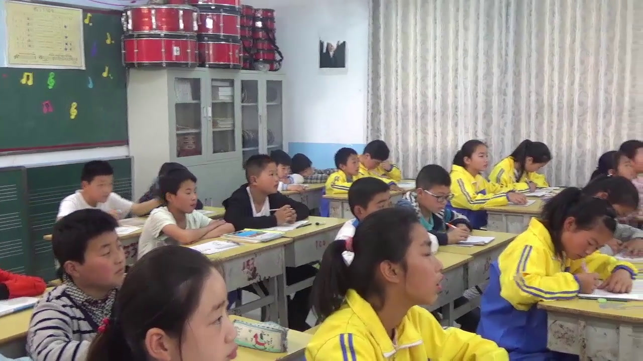 2.人美2011版美术六下《5.彩球的设计》安徽省市一等奖