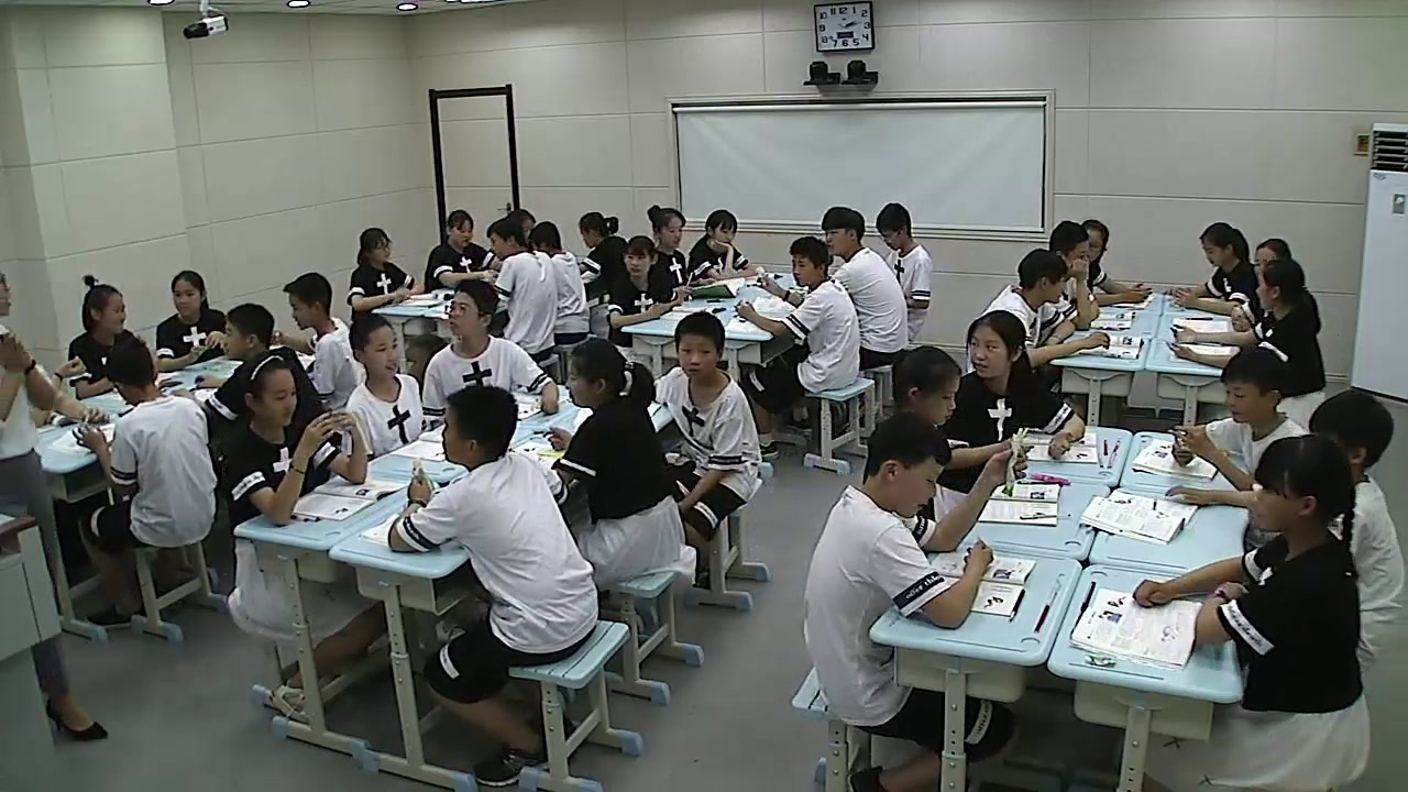 4.初中生物人教2011版八上《第一节　动物的运动》河南省省一等奖