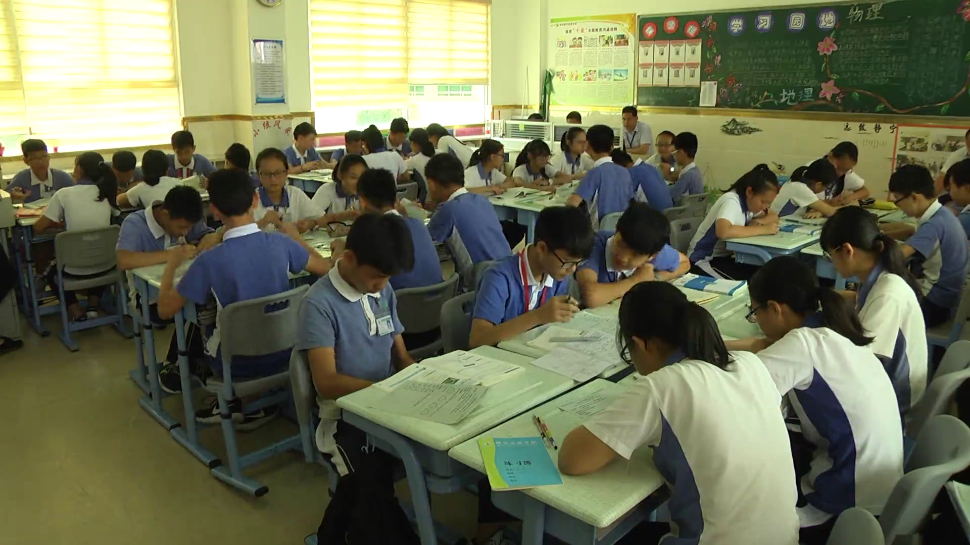 2.初中数学北师大2011版八下《多边形的内角和》广东省省一等奖