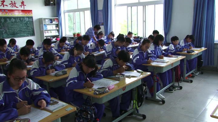 1.初中数学北师大2011版八下《多边形的内角和》全国一等奖