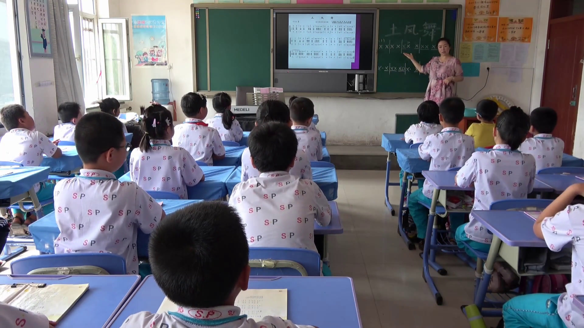 1.人音版音乐（吴斌主编）四下《演唱土风舞》吉林省县一等奖