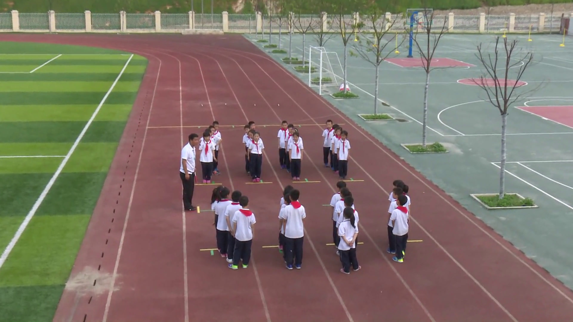 1.人教2011版体育与健康一至二年级《3.迎面接力跑与游戏》湖北省市一等奖