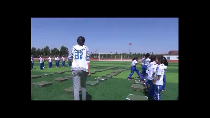 人教2011版体育与健康一至二年级《3.双脚跳与“快快跳起来”游戏及发展体能》内蒙古省一等奖