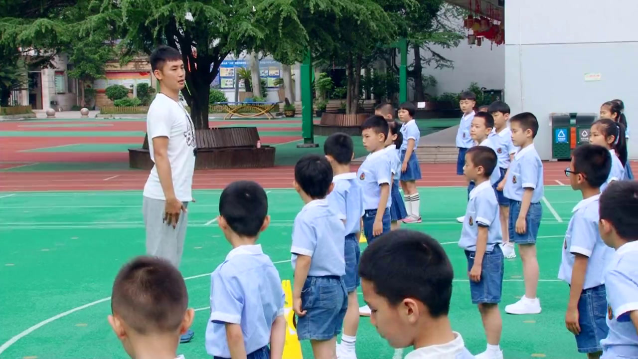 1.人教2011版体育与健康一至二年级《2.大步走与游戏》全国一等奖