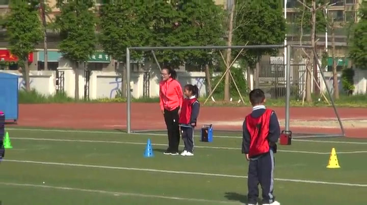 1.人教2011版体育与健康一至二年级《6.模仿走与游戏》全国一等奖