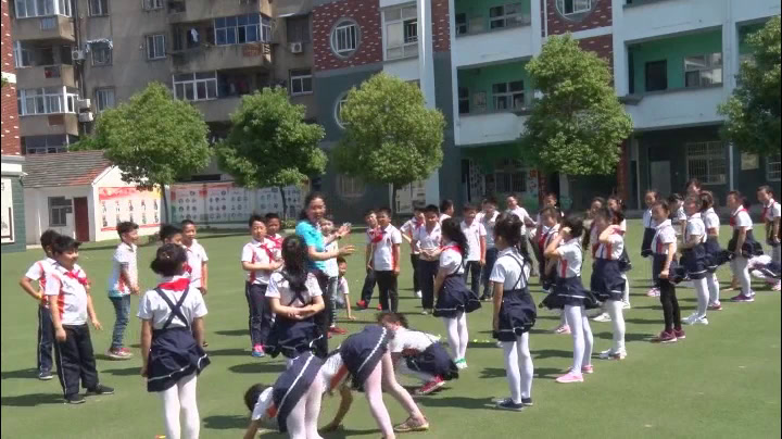 1.人教2011版体育与健康一至二年级《1.自然走与游戏》安徽省省一等奖