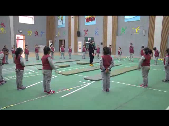 人教2011版体育与健康一至二年级《1模仿各种动物爬行与游戏》全国一等奖