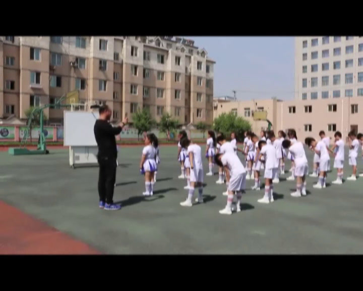 2.人教2011版体育与健康一至二年级《6.模仿走与游戏》全国一等奖