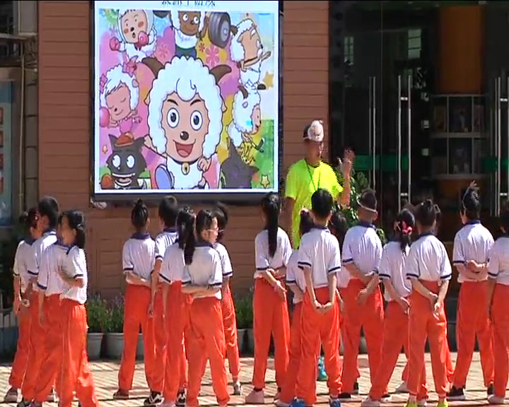 1.人教2011版体育与健康一至二年级《1.握拍与端球比稳游戏》福建省省一等奖