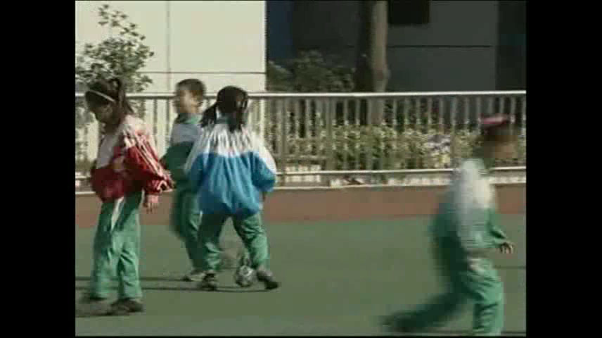 2.人教2011版体育与健康一至二年级《3.踢球比准游戏》全国一等奖