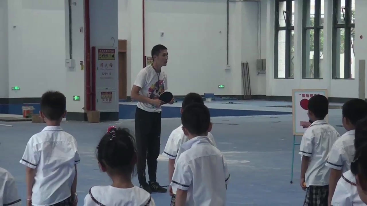 2.人教2011版体育与健康一至二年级《1.握拍与端球比稳游戏》全国一等奖