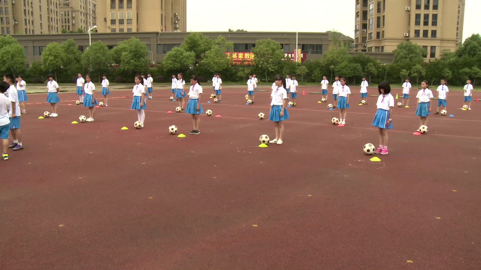 2.人教2011版体育与健康一至二年级《4.直线运球练习与游戏》全国一等奖