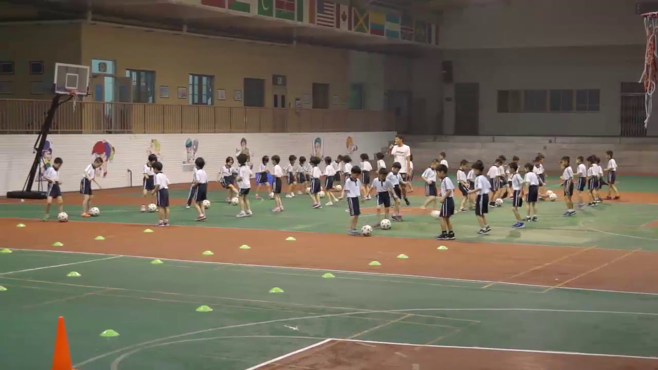 1.人教2011版体育与健康一至二年级《二、小足球游戏》广东省市一等奖