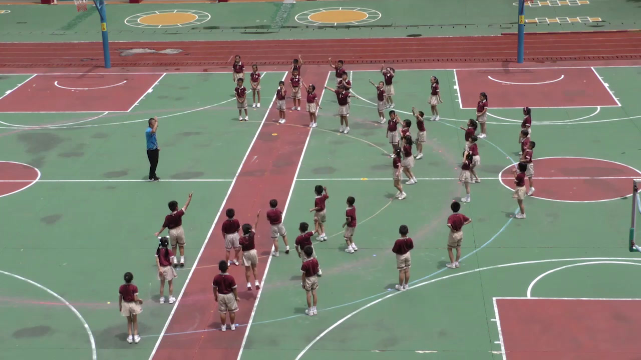 人教2011版体育与健康一至二年级《3．在音乐或其他音响伴奏下行进间练习》广东省省一等奖