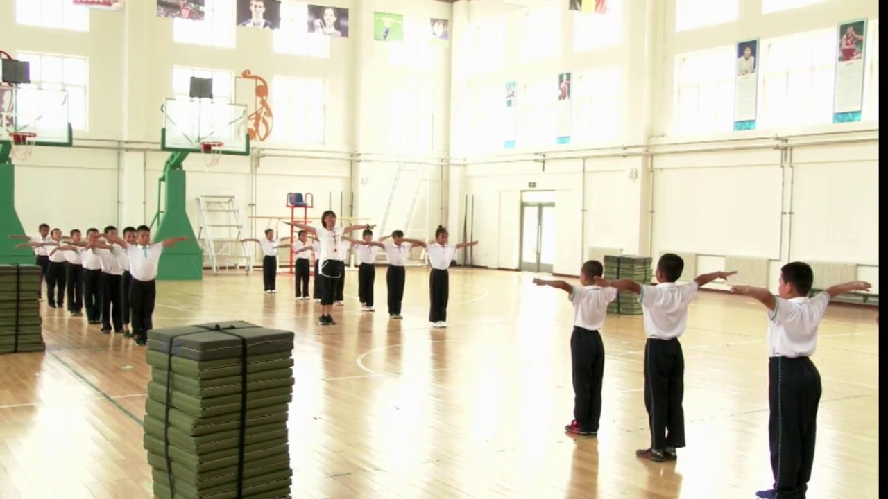 2.人教2011版体育与健康一至二年级《4.纵叉》全国一等奖