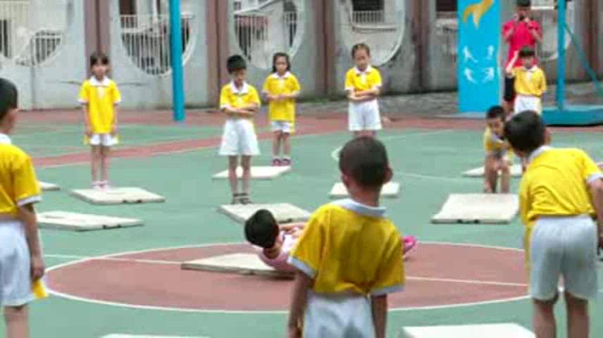 2.人教2011版体育与健康一至二年级《2.团身滚动》广东省省一等奖
