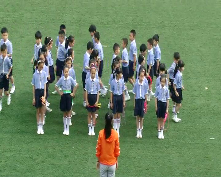 1.人教2011版体育与健康一至二年级《3.原地并脚跳长绳》全国一等奖