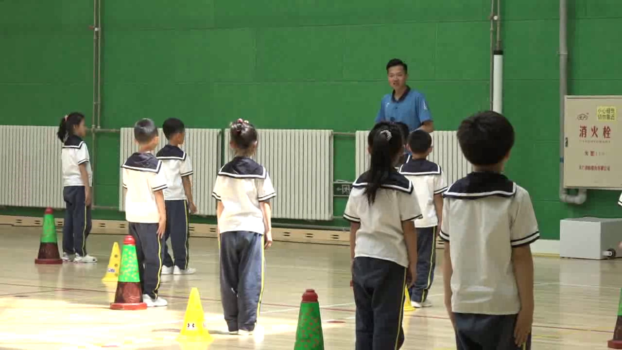 1.人教2011版体育与健康一至二年级《1.快快排队》辽宁省市一等奖